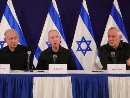 رئيس الوزراء الإسرائيلي بنيامين نتنياهو وعضو الحكومة بيني جانتس (يمين) ووزير الدفاع يوآف جالانت خلال مؤتمر صحافي في تل أبيب. 28 أكتوبر 2023 - Reuters