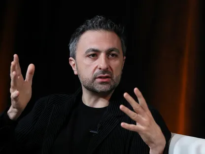 مدير قطاع الذكاء الاصطناعي في شركة مايكروسوفت مصطفى سليمان يتحدث خلال فعالية في نيويورك، 12 أكتوبر 2023 - REUTERS