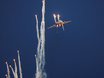 طائرة مقاتلة من طراز F-15 تطلق قنابل مضيئة خلال حفل تخرج في إسرائيل. 29 يونيو 2023 - REUTERS