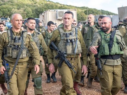 رئيس أركان الجيش الإسرائيلي هرتسي هاليفي مع ضباط وجنود في شمال إسرائيل- 3 يناير 2024 - Reuters