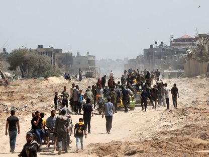 الفلسطينيون النازحون إلى رفح يغادرون المدينة إلى خان يونس بعد أن سحبت إسرائيل قواتها البرية منها. 7 أبريل 2024 - AFP