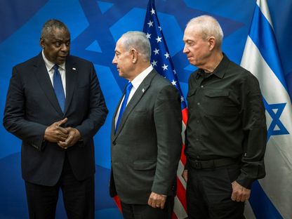وزير الدفاع الأميركي لويد أوستن يتحدث إلى رئيس الوزراء الإسرائيلي بنيامين نتنياهو ونظيره الإسرائيلي يوآف جالانت في تل أبيب. 13 أكتوبر 2023 - Reuters