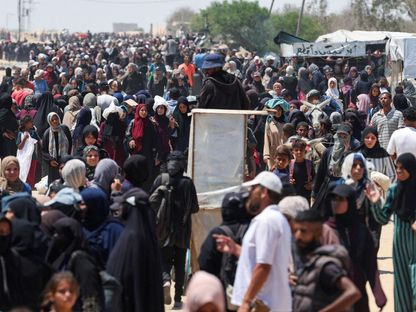 فلسطينيون يتجمعون أثناء سعيهم للحصول على مساعدات قرب رفح، جنوب قطاع غزة. 24 يوليو 2025 - REUTERS