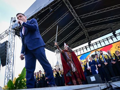 جورج سيمون زعيم حزب AUR يشارك في مسيرة للترويج لمرشحيه لانتخابات الاتحاد الأوروبي في مدينة تارجوفيست الرومانية في 7 أبريل 2024 - AFP