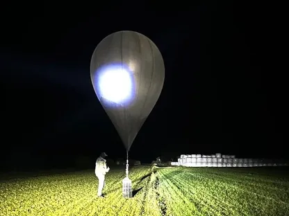 ضابط ليتواني يفحص منطاداً يُستخدم في تهريب السجائر من بيلاروس إلى ليتوانيا. - دائرة حرس الحدود الليتوانية