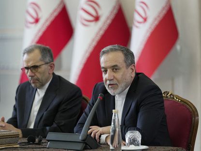 وزير الخارجية الإيراني عباس عراقجي يتحدث خلال اجتماع مع السفراء الأجانب في العاصمة طهران. 12 يوليو 2025 - REUTERS