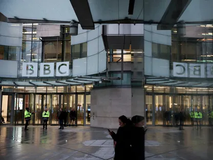أشخاص يقفون خارج مبنى هيئة الإذاعة البريطانية BBC في لندن. 14 نوفمبر 2025 - Reuters