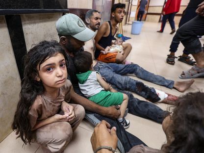 فلسطينيون أصيبوا في غارة إسرائيلية على منزل يتلقون العلاج في مستشفى الأقصى في دير البلح، وسط قطاع غزة. 8 يوليو 2025 - Reuters