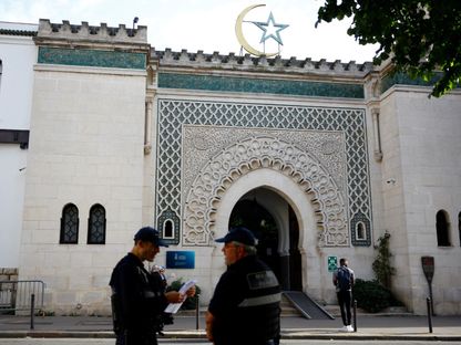 الشرطة الفرنسية أمام المسجد الكبير في العاصمة باريس. 13 أكتوبر 2023 - REUTERS
