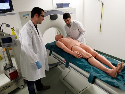 تجربة جهاز التصوير بالرنين المغناطيسي في مستشفى في مدينة برن، سويسرا، 18 نوفمبر 2009 - Reuters