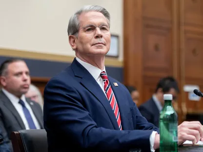 وزير الخزانة الأميركي من الرياض: واشنطن لا تريد الانفصال عن اقتصاد الصين