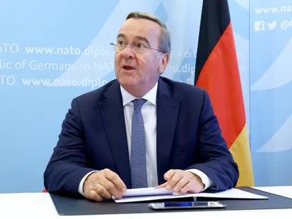 وزير الدفاع الألماني بوريس بيستوريوس خلال توقيع اتفاقية في بروكسيل بشأن نظام إنذار مبكر قائم على الأقمار الاصطناعية. 15 أكتوبر 2025 - Reuters