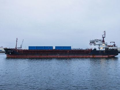 سفينة الشحن الروسية Baltiyskiy 202 تحمل أسطوانات تحتوي على اليورانيوم الروسي قادمة من سان بطرسبرغ تصل إلى ميناء دونكيرك بشمال فرنسا. 20 مارس 2023 - AFP