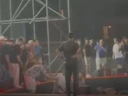 انفجار أسطوانة ألعاب نارية أثناء حفل الفنان محمد رمضان في بورتو مارينا بمدينة العلمين. 1 أغسطس 2025 - الشرق
