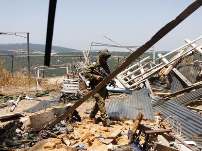 جندي إسرائيلي يقف أمام موقع قصفه "حزب الله" اللبناني في شمال إسرائيل. 19 يونيو 2024 - Bloomberg