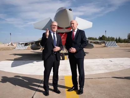 رئيس الوزراء البريطاني كير ستارمر (يسار) ووزير الدفاع جون هيلي يقفان أمام طائرة تايفون البريطانية في قاعدة جوية بالعاصمة التركية أنقرة. 27 أكتوبر 2025 - REUTERS