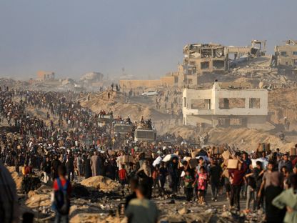 فلسطينيون يتجمعون لتلقي المساعدات في بيت لاهيا شمال قطاع غزة، 16 يونيو 2025 - Reuters