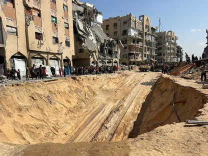 فلسطينيون يتجمعون بالقرب من موقع تجري فيه عمليات البحث عن جثث محتجزين إسرائيليين في خان يونس، جنوب قطاع غزة. 17 أكتوبر 2025 - Reuters