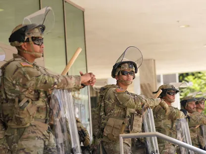 نيوسوم يلجأ إلى القضاء لوقف نشر القوات الفيدرالية في حملات الهجرة بكاليفورنيا