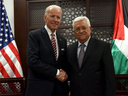 الرئيس الفلسطيني محمود عباس يستقبل الرئيس الأميركي جو بايدن حين كان نائباً للرئيس في رام الله. 9 مارس 2016 - REUTERS