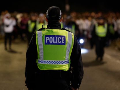 أحد أفراد شرطة لندن خلال تأمين مباراة في ستاد لندن، 14 ديسمبر 2023 - Reuters