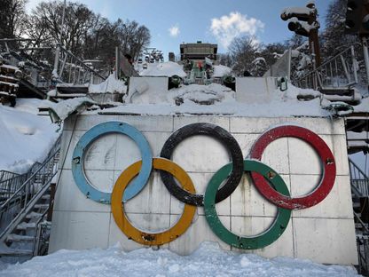 الحلقات الأولمبية في ملعب سابورو أوكوراياما للتزلج في سابورو، هوكايدو باليابان، 21 يناير 2023 - AFP