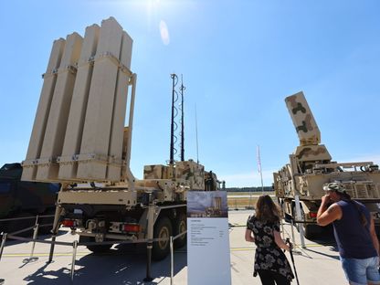 زوار يتفقدون منظومة الدفاع الجوي الألمانية IRIS-T في معرض برلين الدولي للطيران. 22 يونيو 2022 - REUTERS
