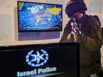شرطي إسرائيلي خلال مشاركته في المؤتمر الدولي الرابع حول الأمن الداخلي والإنترنت في تل أبيب. 15 نوفمبر 2016 - AFP
