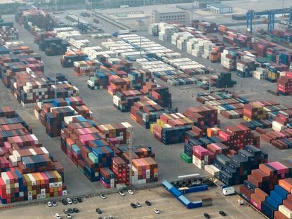 حاويات البضائع بميناء تشينجداو في الصين. 10 يوليو 2025 - Bloomberg