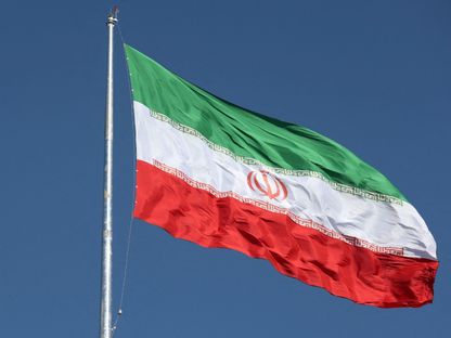 العلم الإيراني يرفرف فوق أحد شوارع طهران، إيران. 3 فبراير 2023 - Reuters