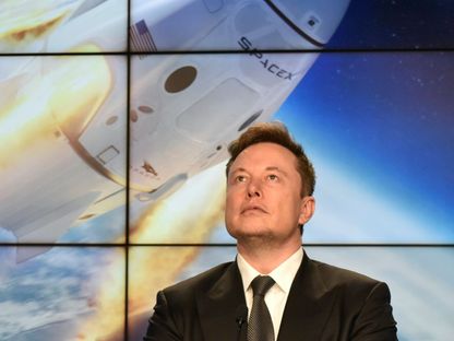مؤسس شركة "سبايس إكس" الملياردير الأميركي إلون ماسك خلال مؤتمر صحافي في "مركز كينيدي للفضاء" بعد إطلاق الكبسولة الفضائية SpaceX Crew Dragon  - REUTERS