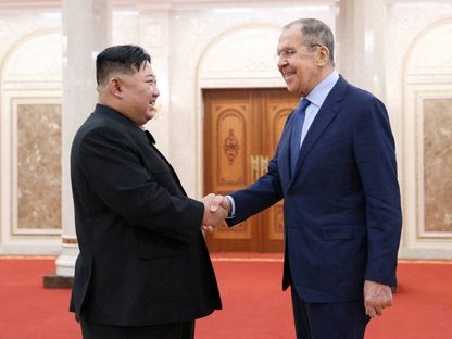 الزعيم الكوري الشمالي كيم جونج أون (يسار) يستقبل وزير الخارجية الروسي سيرجي لافروف في العاصمة بيونج يانج. 19 أكتوبر 2023 - Reuters