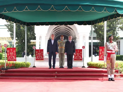 رئيس وزراء باكستان يبلغ الرئيس الإيراني بجهود الوساطة مع واشنطن قبل اجتماع إسلام أباد