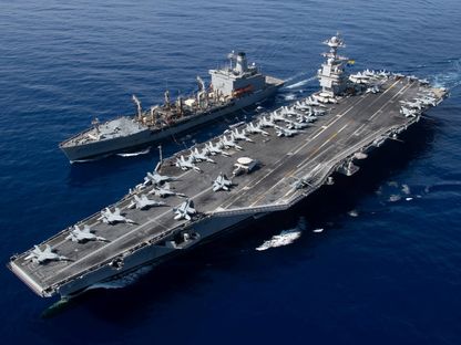 أكبر حاملة طائرات في العالم "USS Gerald R. Ford" جنباً إلى جنب مع  سفينة "USNS Laramie" خلال التزود بالوقود في إطار نشر قوات بحرية أميركية شرقي البحر المتوسط. 11 أكتوبر 2023 - Reuters
