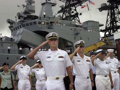 عناصر من البحرية الأميركية خلال مراسم وصول عدد من البحرية الروسية على متن المدمرة "المارشال شابوشنيكوف" (في الخلفية)، في بيرل هاربر. 24 أكتوبر 2003 - Reuters
