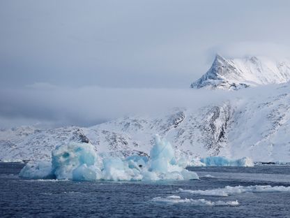 جبل جليدي يطفو أمام جزيرة سيرميتسياك في جرينلاند. 9 فبراير 2025 - Reuters