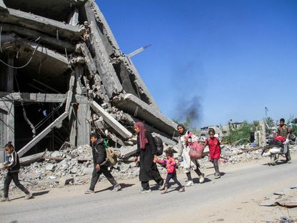 فلسطينيون نازحون من الجزء الشمالي من القطاع يفرون وسط هجوم إسرائيلي في جباليا، شمال غزة. 22 أكتوبر 2024 - Reuters