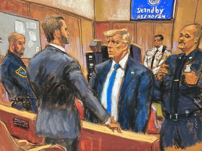 رسم يصور الرئيس الأميركي السابق دونالد ترمب أثناء محاكمته الجنائية في قضية "شراء الصمت" بمحكمة ولاية مانهاتن في مدينة نيويورك. 29 مايو 2024 - REUTERS