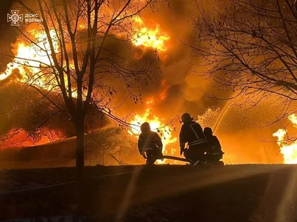 رجال إطفاء يحاولون إخماد النيران في موقع غارة روسية بطائرة مسيّرة في منطقة فولين شمال غربي أوكرانيا. 1 يناير 2026 - REUTERS