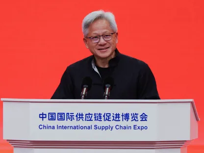 رئيس "إنفيديا" يشيد بنماذج الذكاء الاصطناعي الصينية: عالمية المستوى