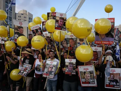 حماس "تفقد" الاتصال بالمكلفين بحماية "الأسرى".. ومسيرة أهاليهم تصل القدس