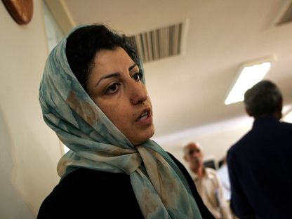 الناشطة الإيرانية في مجال حقوق الإنسان نرجس محمدي في مركز المدافعين عن حقوق الإنسان في طهران. 25 يونيو2007 - AFP