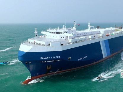 سفينة الشحن "جالاكسي ليدر" ترافقها قوارب تابعة لجماعة الحوثي اليمنية في البحر الأحمر. 20 نوفمبر 2023 - REUTERS