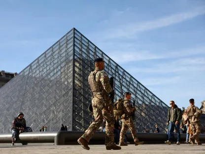 اتهام شخصين آخرين في قضية سرقة مجوهرات من متحف اللوفر