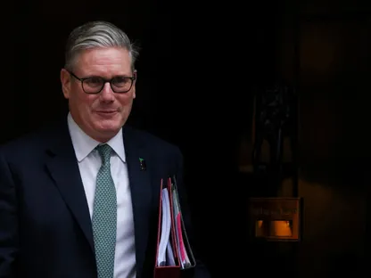 رئيس الوزراء البريطاني كير ستارمر يغادر مقر رئاسة الوزراء في 10 داونينج ستريت في لندن. بريطانيا في 12 نوفمبر 2025 - reuters