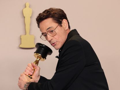 الممثل الأميركي روبرت داوني جونيور يحتفل بجائزة أوسكار أفضل ممثل مساعد عن فيلم Oppenheimer. 10 مارس 2024 - Reuters