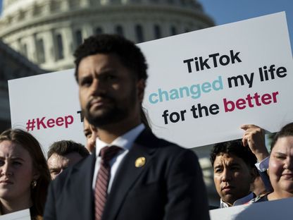 ناشطون في تيك توك مع النائب الديمقراطي ماكسويل فروست يحتجون أمام مبنى الكونجرس على خطط حظر التطبيق في أميركا. 12 مارس 2024 - Bloomberg