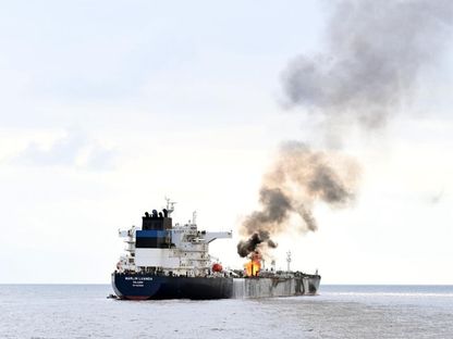 ألسنة النيران مستعرة في ناقلة النفط البريطانية (مارلين لواندا) التي استهدفتها جماعة الحوثي باليمن بصاروخ في خليج عدن. 27 يناير 2024 - @indiannavy