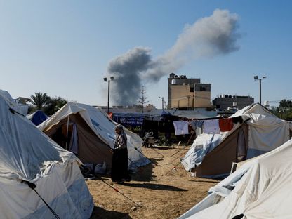 دخان يتصاعد جراء قصف إسرائيلي قرب مخيم يؤوي الفلسطينيين النازحين من شمال غزة في خان يونس بجنوب قطاع غزة. 26 أكتوبر 2023. - Reuters