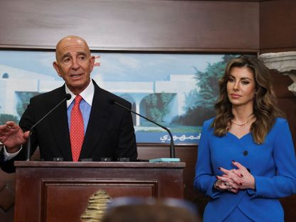 المبعوث الأميركي الخاص توم باراك خلال مؤتمر صحافي بالقصر الرئاسي في بعبدا، بينما تقف بجواره نائبة المبعوث الرئاسي الخاص إلى الشرق الأوسط مورجان أورتاجوس، لبنان. 26 أغسطس 2025 - REUTERS